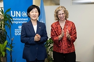 한화진 환경부 장관이 20일(현지시간) 미국 뉴욕 UN 플라자에서 잉거 안데르센 UNEP 사무총장과 ‘2025년 세계 환경의 날’ 한국 유치를 축하하고 있다.