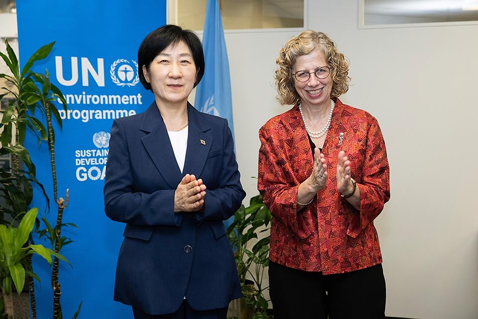 한화진 환경부 장관이 20일(현지시간) 미국 뉴욕 UN 플라자에서 잉거 안데르센 UNEP 사무총장과 ‘2025년 세계 환경의 날’ 한국 유치를 축하하고 있다.