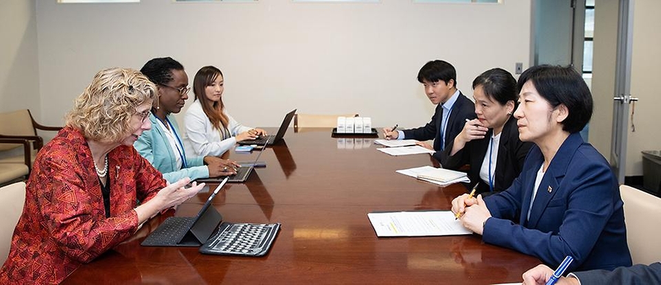 한화진 환경부 장관이 20일(현지시간) 미국 뉴욕 UN 플라자에서 잉거 안데르센 UNEP 사무총장과 UN 플라스틱 협약의 진행 방향과 2025년 세계 환경의 날 준비과정에 대해 논의하고 있다.
