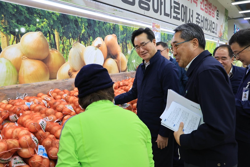 정황근 농림축산식품부 장관이 20일 서울 도봉구 창동 농협 하나로마트를 방문해 추석 성수품 양파 수급상황을 점검하고 있다.