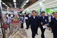 정황근 농림축산식품부 장관이 20일 서울 도봉구 창동 농협 하나로마트를 방문해 추석 성수품 수급상황을 점검하고 있다.