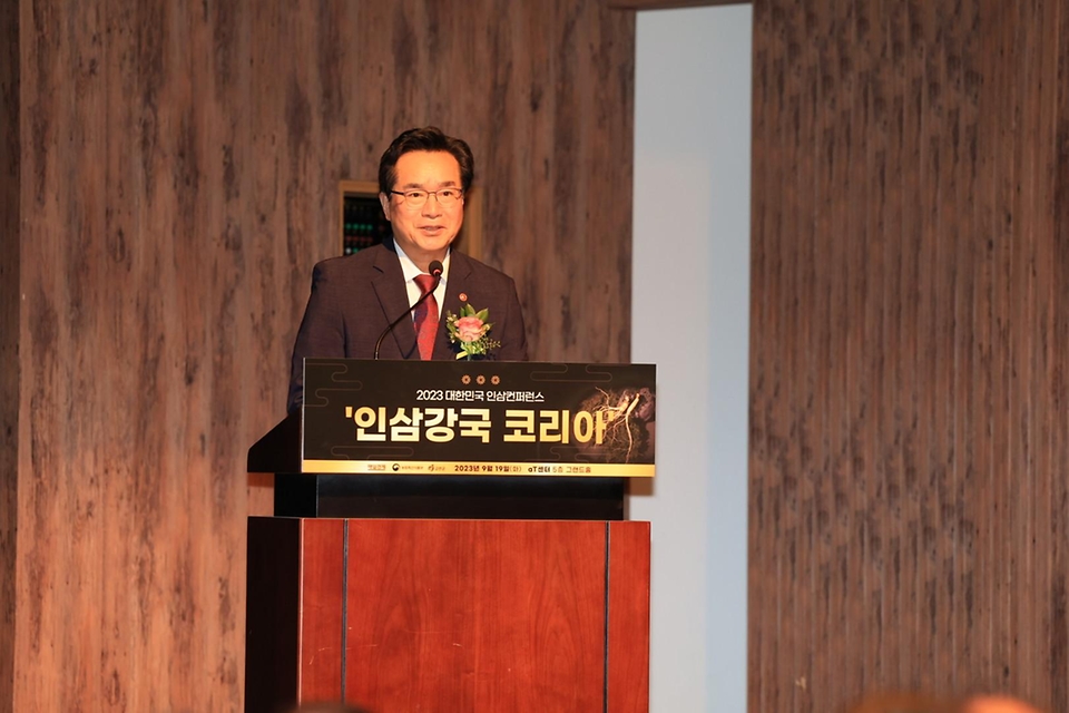 정황근 농림축산식품부 장관이 19일 서울 서초구 aT센터에서 열린 ‘2023 대한민국 인삼 컨퍼런스’에 참석해 발언하고 있다.