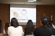 <p>21일 서울 양천구 서울지방식품의약품안전청에서 열린 방사능 안전관리 국민 현장 체험 행사에서 참여자들이 방사능 안전관레 체계에 대한 영상자료를 시청하고 있다. 식품의약안전처는 수산물 등 식품 방사능 검사에 대한 궁금증을 해소하고, 올바른 정보를 제공하기 위해 초중고등학생, 소비자 식품위생감시원, 급식 종사자 등 대상으로 식품 방사능 검사 현장 체험 프로그램을 운영하고 있다.&nbsp;</p>
<div><br></div>