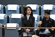 김건희 여사가 20일(현지시간) 미국 뉴욕 유엔본부에서 열린 ‘제78차 유엔총회’에서 윤석열 대통령의 기조연설을 경청하고 있다.