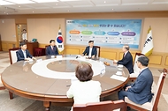 19일 전북 전주시 전라북도청에서 ‘새만금 거점 대학-산업도시 구축을 위한 업무 협약식’이 진행되고 있다.