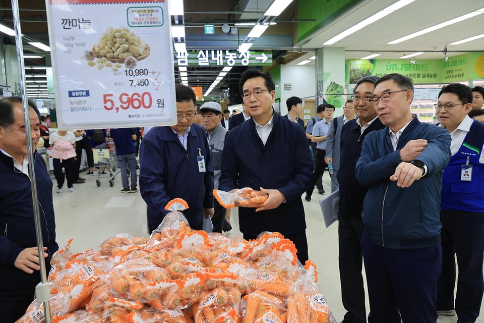 정황근 농림축산식품부 장관이 20일 서울 도봉구 창동 농협 하나로마트를 방문해 추석 성수품 당근 수급상황을 점검하고 있다.