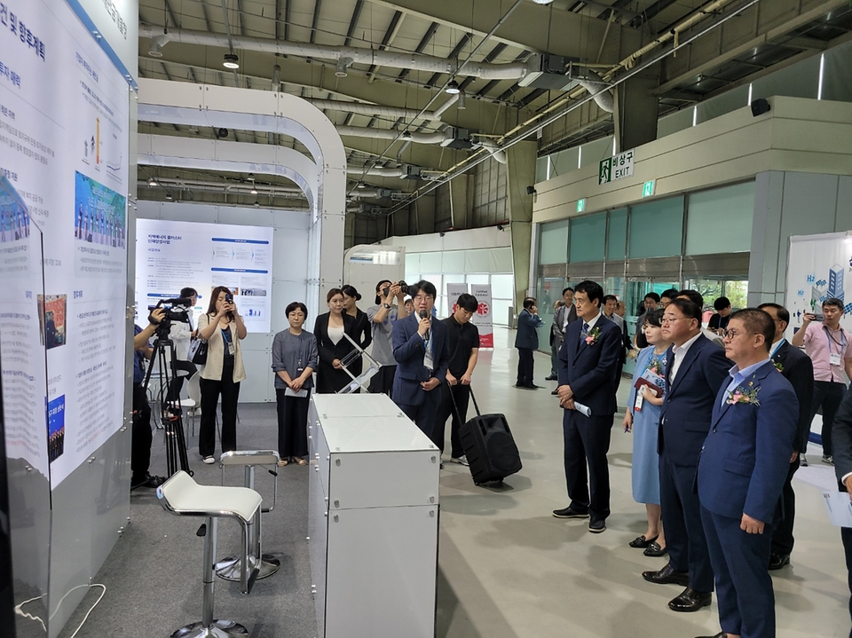 윤순희 새만금개발청 차장이 20일 전북 군산시 군산새만금컨벤션센터에서 열린 ‘2023 새만금 신재생에너지 박람회’에서 부스를 둘러보고 있다.