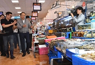 추경호 부총리 겸 기획재정부 장관이 20일 서울 영등포구 노량진 수산시장을 방문해 소비 동향을 점검하는 등 애로사항을 청취하고 있다.