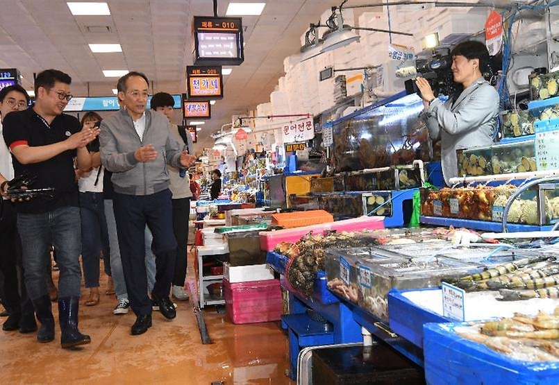 추경호 부총리 겸 기획재정부 장관이 20일 서울 영등포구 노량진 수산시장을 방문해 소비 동향을 점검하는 등 애로사항을 청취하고 있다.