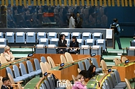 김건희 여사가 20일(현지시간) 미국 뉴욕 유엔본부에서 열린 ‘제78차 유엔총회’에서 윤석열 대통령의 기조연설을 경청하고 있다.