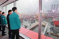 방문규 산업통상자원부 장관이 20일 부산신항 내 3부두 한진터미널을 방문해 홍보관 전망대에서 화물선적과 하역 현장을 살펴보고 있다.