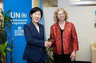 한화진 환경부 장관이 20일(현지시간) 미국 뉴욕 UN 플라자에서 잉거 안데르센 UNEP 사무총장과 악수하며 기념촬영을 하고 있다.