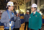 방문규 산업통상자원부 장관이 20일 울산 울주군 한국수력원자력 새울원자력본부를 방문해 관계자의 설명을 듣고 있다.