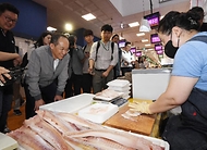 추경호 부총리 겸 기획재정부 장관이 20일 서울 영등포구 노량진 수산시장을 방문해 수산물을 구입하고 있다.