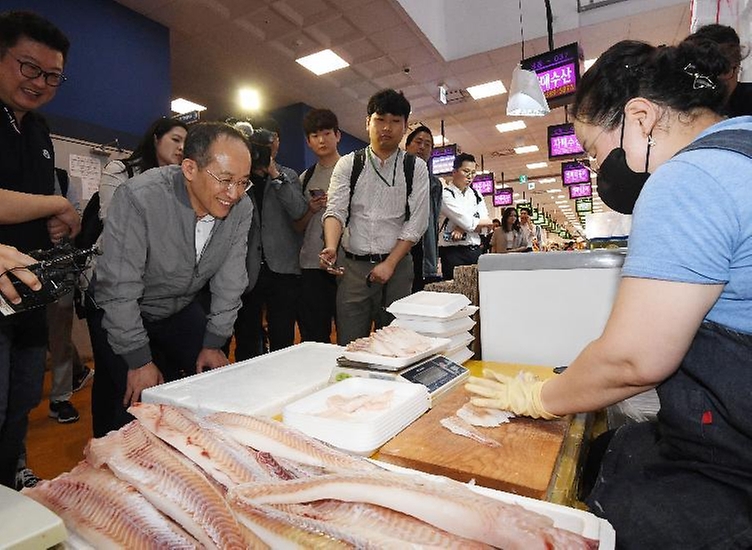 추경호 부총리 겸 기획재정부 장관이 20일 서울 영등포구 노량진 수산시장을 방문해 수산물을 구입하고 있다.