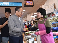 추경호 부총리 겸 기획재정부 장관이 20일 서울 영등포구 노량진 수산시장을 방문해 상인과 대화하고 있다.