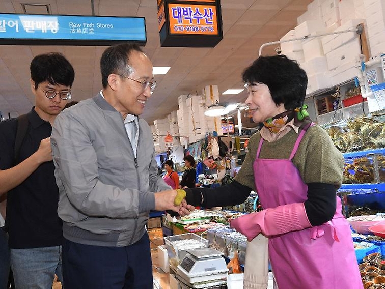 추경호 부총리 겸 기획재정부 장관이 20일 서울 영등포구 노량진 수산시장을 방문해 상인과 대화하고 있다.