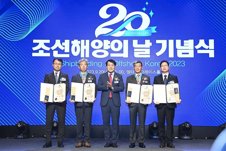 장영진 산업통상자원부 1차관이 20일 서울 서초구 엘타워 그래이스홀에서 열린 ‘제20회 조선해양의 날 기념식’에서 수상자들과 기념촬영을 하고 있다.