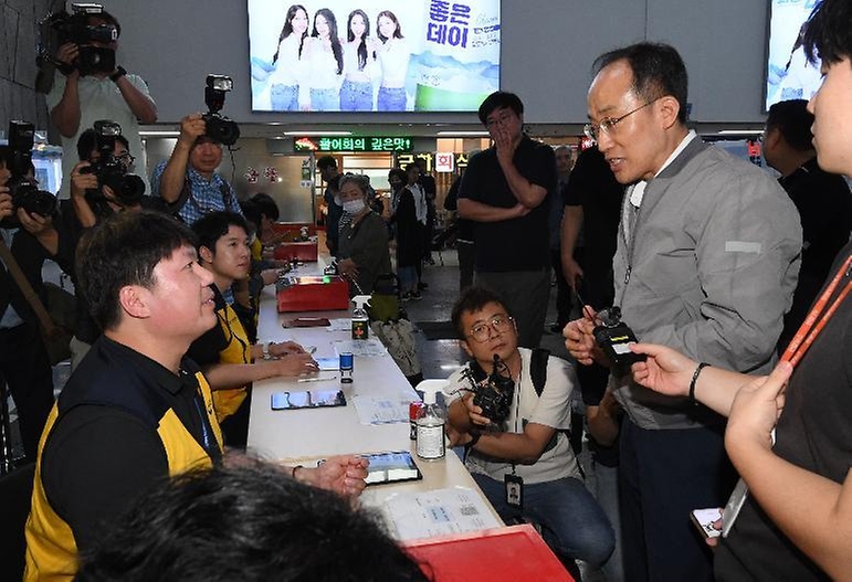 추경호 부총리 겸 기획재정부 장관이 20일 서울 영등포구 노량진 수산시장을 방문해 수산물을 구입한 뒤 온누리상품권 담당자를 격려하고 있다.