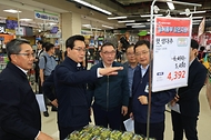 정황근 농림축산식품부 장관이 20일 서울 도봉구 창동 농협 하나로마트를 방문해 추석 성수품 수급상황을 점검하며 관계자와 대화하고 있다.