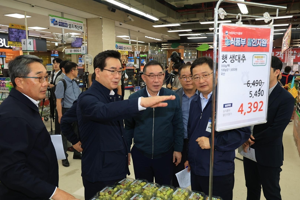 정황근 농림축산식품부 장관이 20일 서울 도봉구 창동 농협 하나로마트를 방문해 추석 성수품 수급상황을 점검하며 관계자와 대화하고 있다.