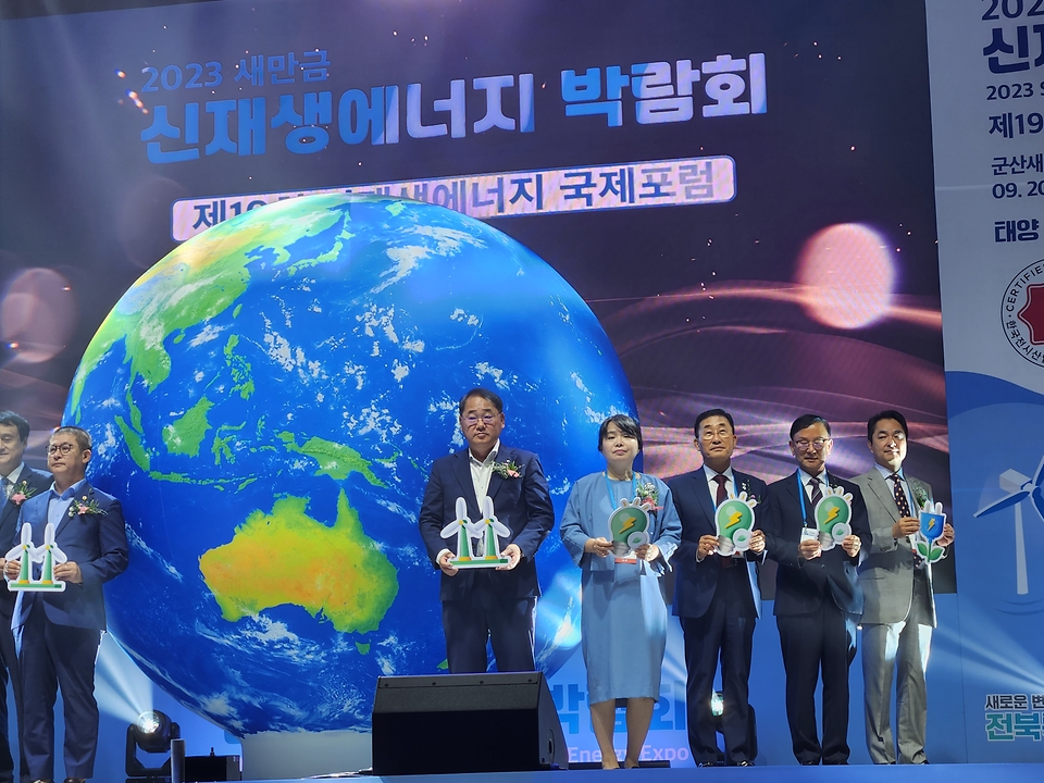 윤순희 새만금개발청 차장이 20일 전북 군산시 군산새만금컨벤션센터에서 열린 ‘2023 새만금 신재생에너지 박람회’에서 개막 퍼포먼스를 하고 있다.