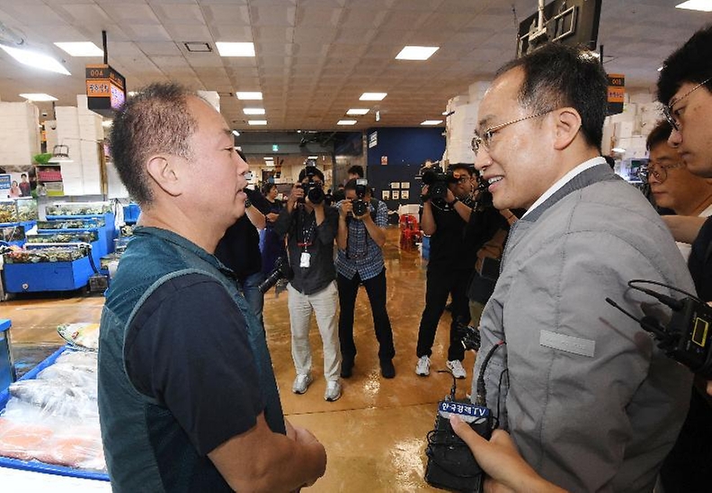 추경호 부총리 겸 기획재정부 장관이 20일 서울 영등포구 노량진 수산시장을 방문해 상인의 애로사항을 청취하고 있다.