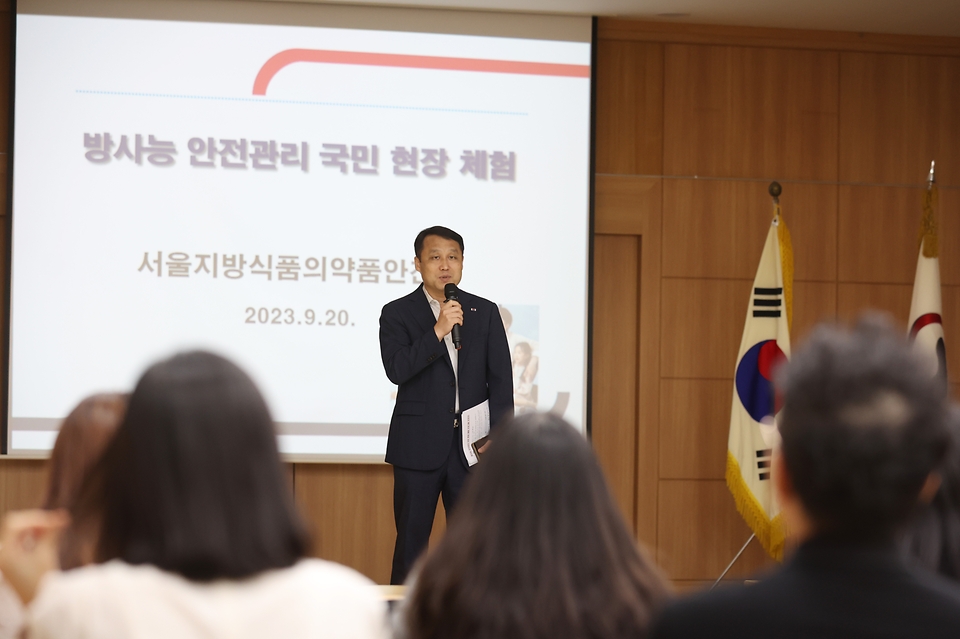 <p>김성곤 서울지방식품의약품안전청장이 21일 서울 양천구 서울지방식품의약품안전청에서 열린 방사능 안전관리 국민 현장 체험 행사에 참석해 인사말을 하고 있다. 식품의약안전처는 수산물 등 식품 방사능 검사에 대한 궁금증을 해소하고, 올바른 정보를 제공하기 위해 초중고등학생, 소비자 식품위생감시원, 급식 종사자 등 대상으로 식품 방사능 검사 현장 체험 프로그램을 운영하고 있다.&nbsp;</p>
<div><br></div>