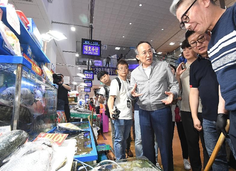 추경호 부총리 겸 기획재정부 장관이 20일 서울 영등포구 노량진 수산시장을 방문해 소비 동향을 점검하는 등 애로사항을 청취하고 있다.