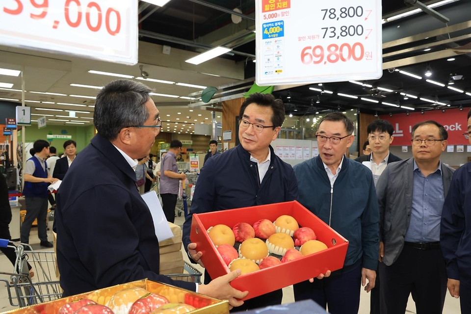 정황근 농림축산식품부 장관이 20일 서울 도봉구 창동 농협 하나로마트를 방문해 추석 성수품 수급상황을 점검하며 관계자와 대화하고 있다.