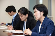 한화진 환경부 장관이 20일(현지시간) 미국 뉴욕 UN 플라자에서 잉거 안데르센 UNEP 사무총장과 면담하고 있다.
