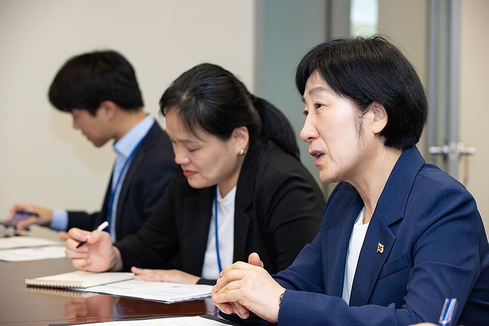 한화진 환경부 장관이 20일(현지시간) 미국 뉴욕 UN 플라자에서 잉거 안데르센 UNEP 사무총장과 면담하고 있다.