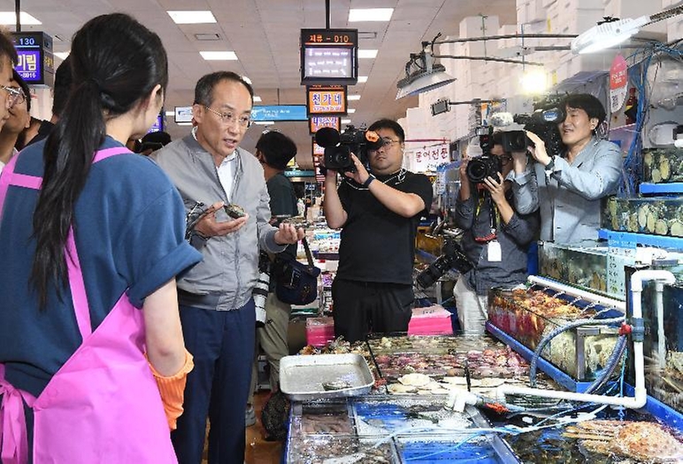 추경호 부총리 겸 기획재정부 장관이 20일 서울 영등포구 노량진 수산시장을 방문해 수산물을 살펴보며 상인과 대화하고 있다.