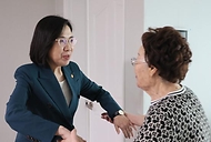 김현숙 여성가족부 장관이 19일 대구에 위치한 일본군 ‘위안부’ 피해자 이용수 할머니의 자택을 방문해 인사하고 있다.