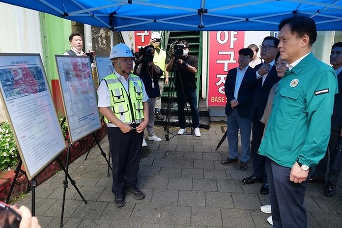 김태규 국민권익위원회 부위원장이 15일 원효가도교 개량공사 교통 대책 마련 요구 집단민원이 제기된 서울 용산구 현장을 방문해 관계자의 설명을 듣고 있다.