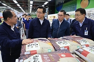 정황근 농림축산식품부 장관이 20일 서울 도봉구 창동 농협 하나로마트를 방문해 추석 성수품 수급상황을 점검하며 관계자와 대화하고 있다.