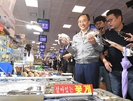 추경호 부총리 겸 기획재정부 장관이 20일 서울 영등포구 노량진 수산시장을 방문해 꽃게를 들고 포즈를 취하고 있다.