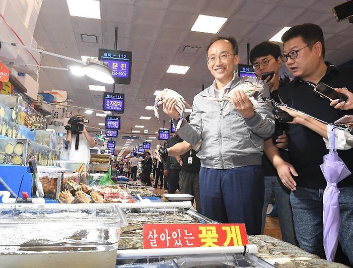 추경호 부총리 겸 기획재정부 장관이 20일 서울 영등포구 노량진 수산시장을 방문해 꽃게를 들고 포즈를 취하고 있다.
