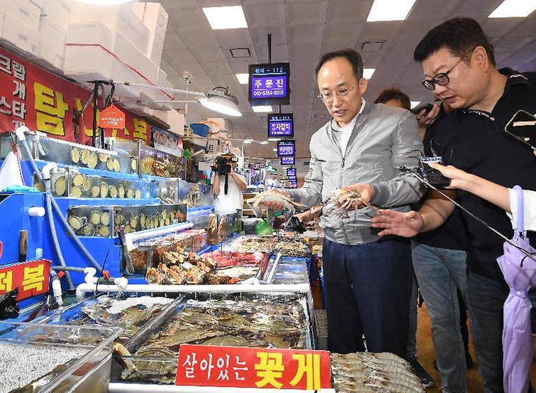 추경호 부총리 겸 기획재정부 장관이 20일 서울 영등포구 노량진 수산시장을 방문해 수산물을 살펴보며 관계자와 대화하고 있다.