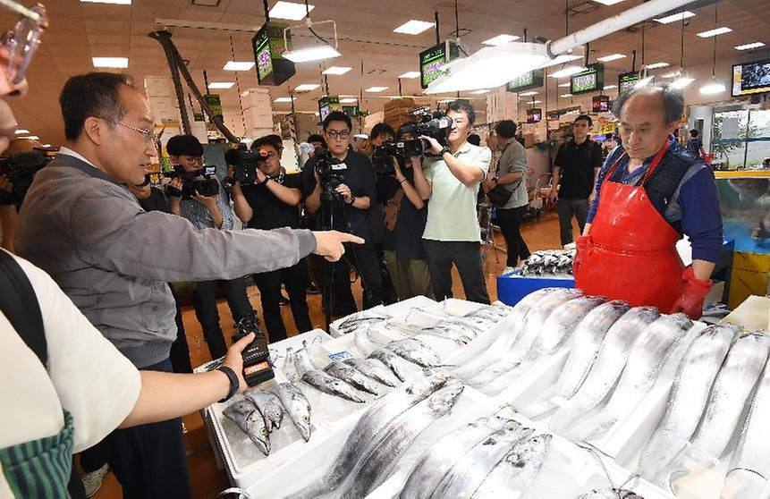 추경호 부총리 겸 기획재정부 장관이 20일 서울 영등포구 노량진 수산시장을 방문해 상인과 대화하고 있다.