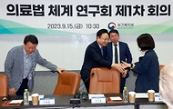 조규홍 보건복지부 장관이 15일 서울 중구 비즈허브서울센터에서 열린 ‘의료법 체계 연구회 제1차 회의’에서 참석자들과 인사하고 있다.