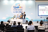 <p>22일 오후 서울 서초구 aT센터에서 열린 &lsquo;2023 수산양식박람회&rsquo;에서 시민들이 퀴즈에 참여하고 있다. 해양수산부는 &lsquo;안전한 우리 수산물을 안심하고 드세요&rsquo;를 주제로 수산물 안전관리 시스템과 검역 방역제도를 홍보하고,&nbsp;미래 양식 기술을 선보인다.</p>