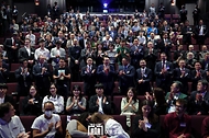 윤석열 대통령이 21일(현지시간) 미국 뉴욕대학교에서 열린 ‘뉴욕 디지털 비전 포럼’에서 참석자들과 함께 박수를 치고 있다.