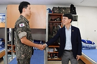 김완섭 기획재정부 차관이 21일 강원 동해시 해군 제1함대를 방문해 병영생활관을 둘러보며 병사와 악수하고 있다.