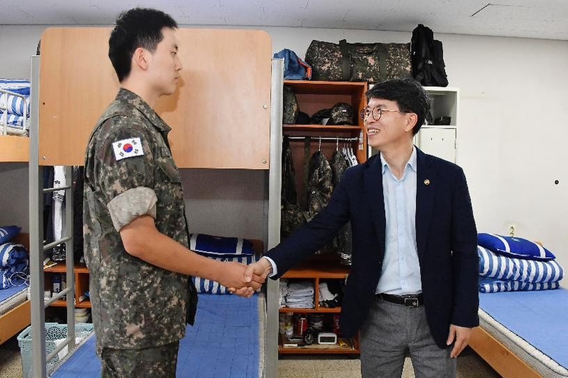 김완섭 기획재정부 차관이 21일 강원 동해시 해군 제1함대를 방문해 병영생활관을 둘러보며 병사와 악수하고 있다.
