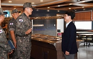 김완섭 기획재정부 차관이 21일 강원 동해시 해군 제1함대를 방문해 최성혁 사령관과 대화하고 있다.