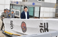 김완섭 기획재정부 차관이 21일 강원 동해시 해군 제1함대를 방문해 함정에 승선하고 있다.