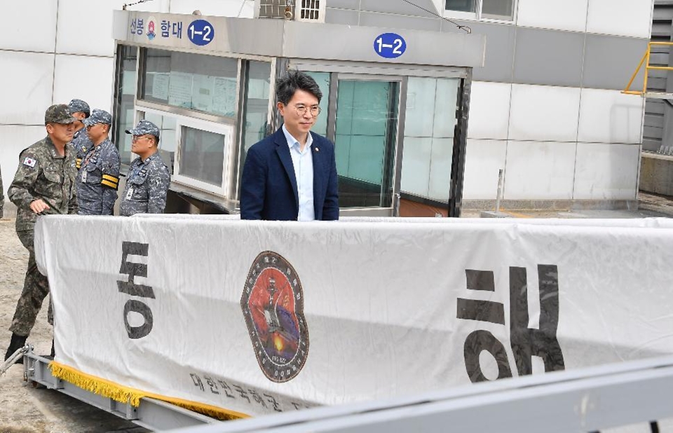 김완섭 기획재정부 차관이 21일 강원 동해시 해군 제1함대를 방문해 함정에 승선하고 있다.