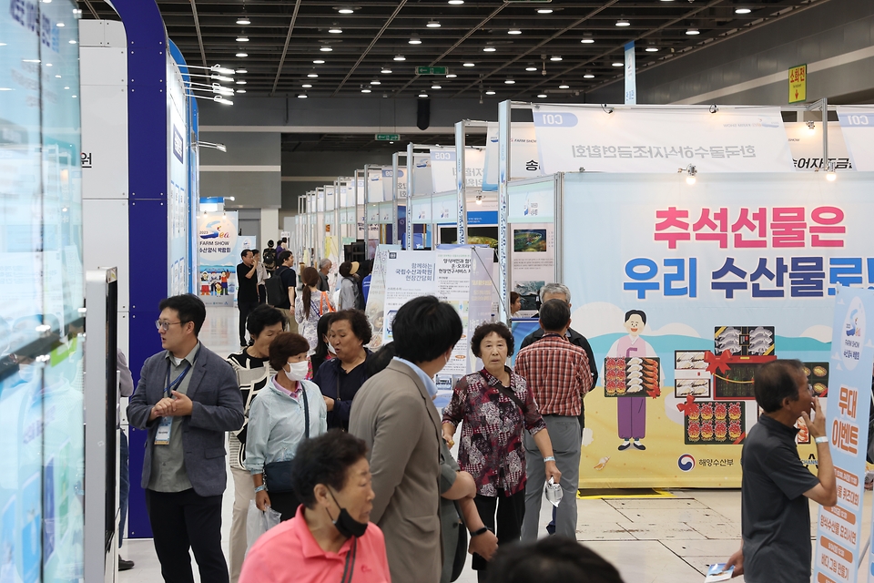 <p>22일 오후 서울 서초구 aT센터에서 열린 &lsquo;2023 수산양식박람회&rsquo;에서 시민들이 부스를 둘러보고 있다. 해양수산부는 &lsquo;안전한 우리 수산물을 안심하고 드세요&rsquo;를 주제로 수산물 안전관리 시스템과 검역 방역제도를 홍보하고,&nbsp;미래 양식 기술을 선보인다.</p>