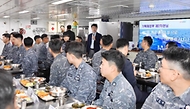김완섭 기획재정부 차관이 21일 강원 동해시 해군 제1함대를 방문해 함정 내 식당에서 병사들과 인사하고 있다.